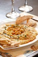 מתארח